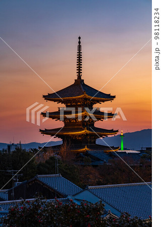 京都東山の夕暮れ 八坂の塔（法観寺）と京都タワーの写真素材 [98118234] - PIXTA