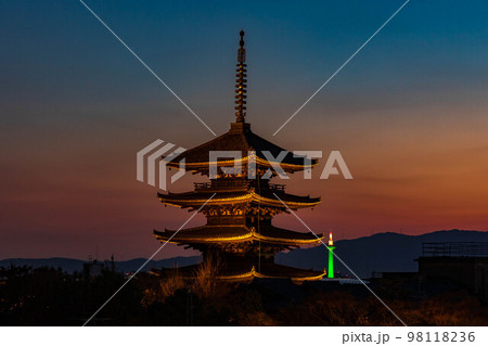 京都東山の夕暮れ　八坂の塔（法観寺）と京都タワー 98118236