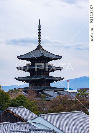 古都京都　東山　八坂の塔（法観寺）と京都タワー 98118237