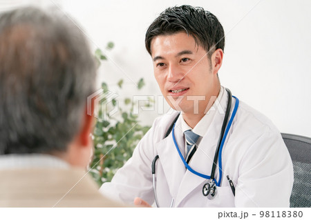 医療イメージ　対面　2人 98118380