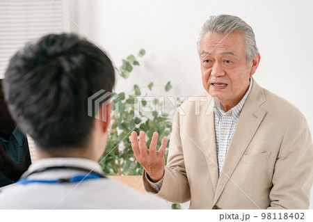 医療イメージ　対面　2人 98118402