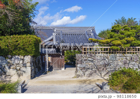 日吉大社参道（日吉馬場）沿い延暦寺里坊の律院前（滋賀県大津市坂本） 98118650