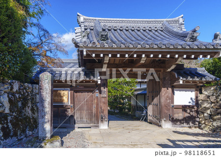 日吉大社参道(日吉馬場)沿い延暦寺里坊の律院前(滋賀県大津市坂本) 日吉大社参道(日吉馬場)沿い延暦寺里坊の律院前(滋賀県大津市坂本) 98118651