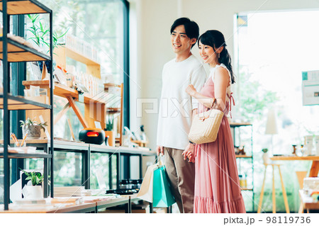 買い物をする若いカップル 98119736