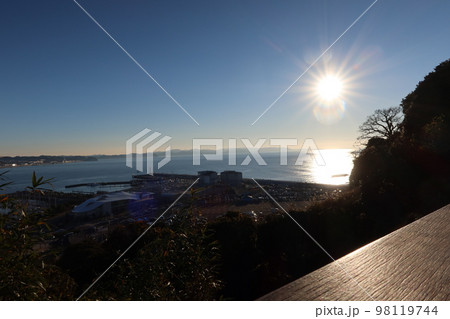 江ノ島から見た朝日 98119744