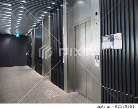 エレベーターの乗降口 98120261