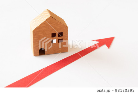 不動産と上向き矢印　高騰　住宅ローン金利　住宅取得 98120295