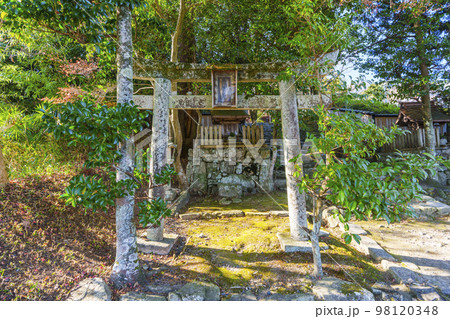 慈眼堂へ向かう道　石段途中にある小さな祠（滋賀県大津市坂本 98120348