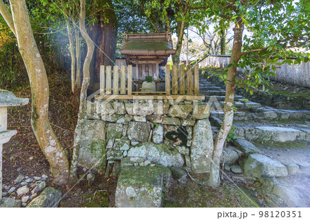 慈眼堂へ向かう道　石段途中にある小さな祠（滋賀県大津市坂本 98120351