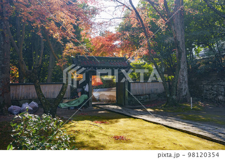 慈眼堂山門 紅葉の季節(滋賀県大津市坂本) 慈眼堂山門 紅葉の季節(滋賀県大津市坂本) 98120354