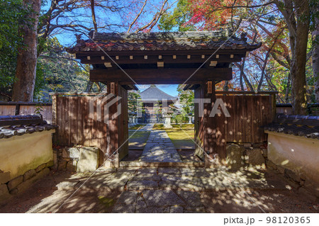 慈眼堂山門 紅葉の季節(滋賀県大津市坂本) 慈眼堂山門 紅葉の季節(滋賀県大津市坂本) 98120365