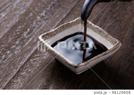小皿に醤油を注ぐ 98120608
