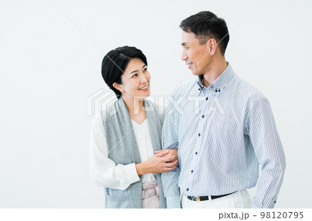 ミドルの夫婦のポートレート ミドルの夫婦のポートレート 98120795