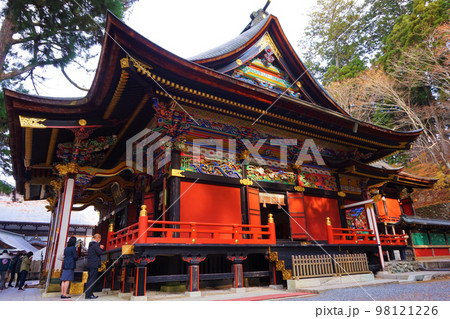 三峯神社　神社　秩父三社　拝殿　社殿　漆塗り 98121226