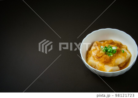 つきたてのお餅に、大根おろしとしょう油を絡めたからみ餅 98121723