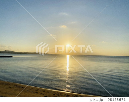 海に沈む夕日 海に沈む夕日 98123671