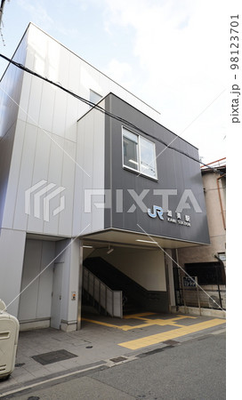 JR大和路線の加美駅 98123701