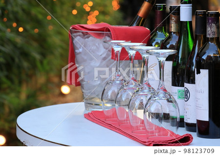 レストランの入り口に並べられたワインとワイングラス　スパークリングワイン 98123709