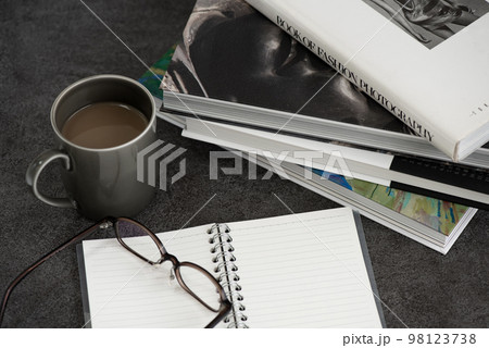 画集とノートと眼鏡と飲み物 98123738