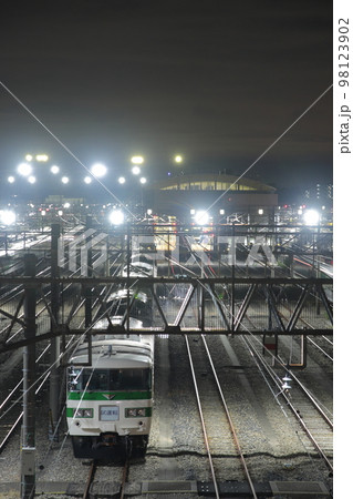 夜の大宮総合車両センターで休む185系電車(新幹線リレー号塗装)_2022/12/17撮影 夜の大宮総合車両センターで休む185系電車(新幹線リレー号塗装)_2022/12/17撮影 98123902