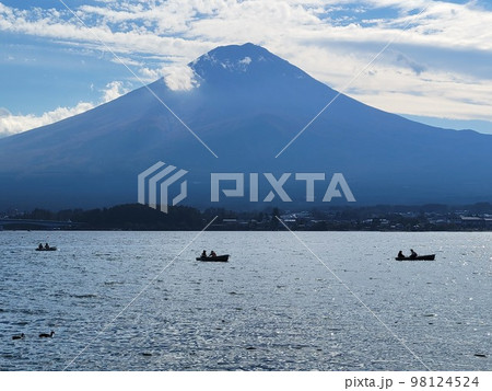 大迫力！富士山目の前でボート 98124524