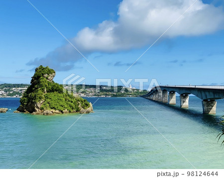 沖縄県名護市の古宇利島大橋とカエル岩 98124644