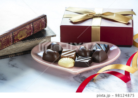 チョコレート　バレンタインイメージ 98124875