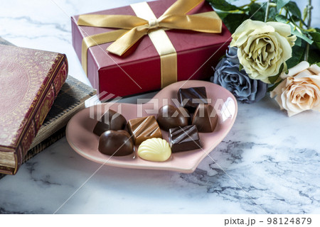 チョコレート　バレンタインイメージ 98124879