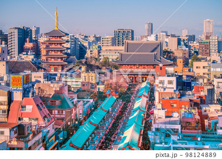 日本の東京都市景観 元日。令和5年を迎えた浅草寺。コロナ禍だが行動制限なし、驚きの人出・密集=1日 日本の東京都市景観 元日。令和5年を迎えた浅草寺。コロナ禍だが行動制限なし、驚きの人出・密集=1日 98124889