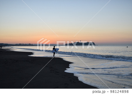 湘南の夜明けとサーファー 98124898