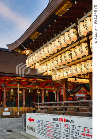 八坂神社 舞殿と本殿の夕暮れ 98124970