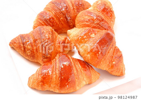 焼き立てでサクサクの食感のクロワッサン 98124987