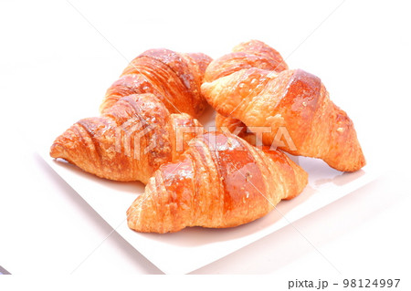 焼き立てでサクサクの食感のクロワッサン 98124997