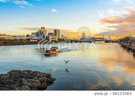 《愛知県》名古屋港（中川運河）の夕暮れ風景 98125063