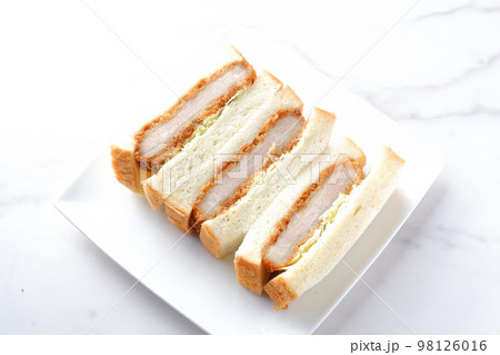 やわらかくてジューシー、カツの旨味たっぷりのヒレカツサンド 98126016