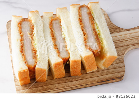 やわらかくてジューシー、カツの旨味たっぷりのヒレカツサンド やわらかくてジューシー、カツの旨味たっぷりのヒレカツサンド 98126023