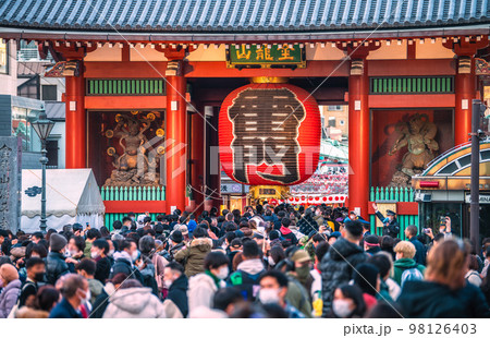 日本の東京都市景観 元日。令和5年を迎えた浅草寺。コロナ禍だが行動制限なし、驚きの人出・密集=1日 日本の東京都市景観 元日。令和5年を迎えた浅草寺。コロナ禍だが行動制限なし、驚きの人出・密集=1日 98126403