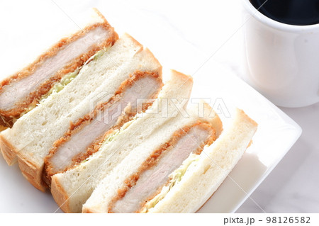 やわらかくてジューシー、カツの旨味たっぷりのヒレカツサンドと淹れたてのコーヒー やわらかくてジューシー、カツの旨味たっぷりのヒレカツサンドと淹れたてのコーヒー 98126582