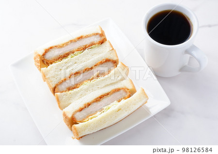 やわらかくてジューシー、カツの旨味たっぷりのヒレカツサンドと淹れたてのコーヒー やわらかくてジューシー、カツの旨味たっぷりのヒレカツサンドと淹れたてのコーヒー 98126584
