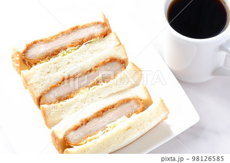 やわらかくてジューシー、カツの旨味たっぷりのヒレカツサンドと淹れたてのコーヒー やわらかくてジューシー、カツの旨味たっぷりのヒレカツサンドと淹れたてのコーヒー 98126585
