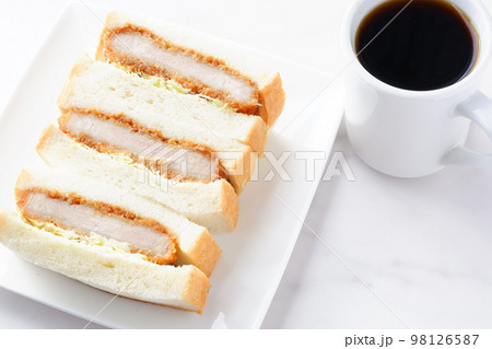やわらかくてジューシー、カツの旨味たっぷりのヒレカツサンドと淹れたてのコーヒー やわらかくてジューシー、カツの旨味たっぷりのヒレカツサンドと淹れたてのコーヒー 98126587