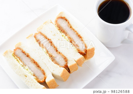 やわらかくてジューシー、カツの旨味たっぷりのヒレカツサンドと淹れたてのコーヒー 98126588
