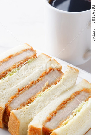 やわらかくてジューシー、カツの旨味たっぷりのヒレカツサンドと淹れたてのコーヒー やわらかくてジューシー、カツの旨味たっぷりのヒレカツサンドと淹れたてのコーヒー 98126593