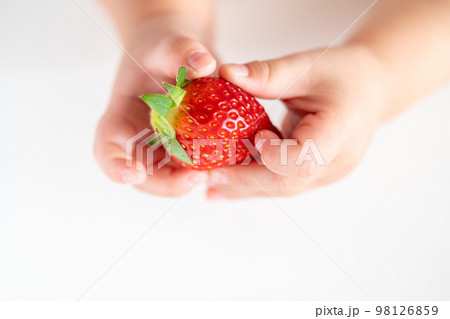 苺を持つ乳児の手。 98126859