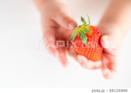 苺を持つ乳児の手。 98126866