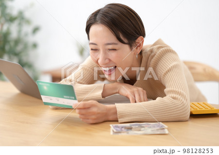 通帳　女性 98128253