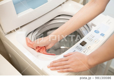 洗濯機の清掃をする女性の手元 98130086