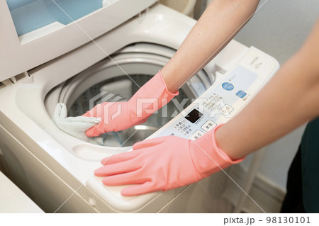 洗濯機を拭く女性の手元 98130101