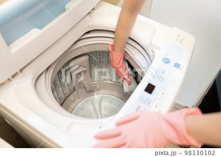 洗濯機を拭く女性の手元 洗濯機を拭く女性の手元 98130102