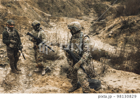 Group of soldiers before the attack 98130829